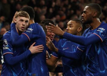 Pemain Chelsea, Cole Palmer (kiri) diraikan rakan sepasukan selepas sepakannya terkena kaki pemain lawan sebelum menerjah ke jaring gol dalam aksi menentang West Ham di Stamford Bridge, London. - AFP