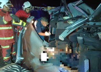 ANGGOTA bomba berusaha mengeluarkan mangsa yang tersepit di dalam kereta di Jalan Kampung Pulai Chondong, Machang, Kelantan. - UTUSAN/IHSAN BOMBA