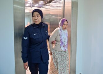 NORIZAN Ismail (kanan) yang dituduh cuba membunuh pelajar UiTM Dungun dibawa keluar dari Mahkamah Sesyen Kuala Terengganu, hari ini. - UTUSAN/PUQTRA HAIRRY ROSLI