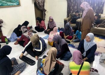 PERTANDINGAN congkak membabitkan golongan wanita di Kampung Lubok Merbau Pedu meriah sekali gus mengembalikan nostalgia permainan tradisional itu.-UTUSAN