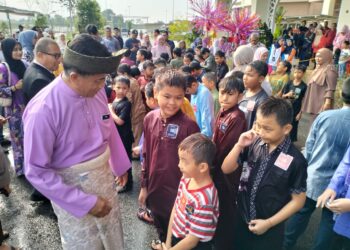 DR. Zaini Hussin (kiri) beramah mesra bersama  kanak-kanak yang menyertai Program Khatan Perdana di Hospital Tanah Merah, Kelantan. - UTUSAN/ROHANA ISMAIL