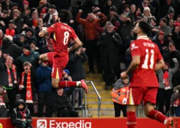 Pemain tengah Liverpool, Dominik Szoboszlai (kiri) meraikan jaringan gol menentang Tottenham Hotspur dalam aksi separuh akhir kedua Piala Liga Inggeris di Anfield, pagi ini. - AFP