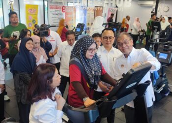 Dr. Dzulkefly Ahmad bertanya sesuatu ketika melawat Wellness Hub Seberang Perai Utara (SPU) di Klinik Kesihatan Sungai Dua, Butterworth, sempena hari terbukanya semalam.