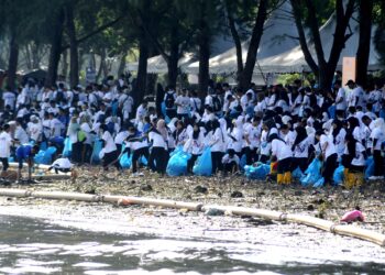 Seramai 3000 sukarelawan Southern Volunteers (VS) membersihkan persisiran pantai sempena Program VS Go Green @ Johor Bersih Peringkat Negeri Johor di Sungai Tebrau, Bakar Batu, Johor Bahru disini. UTUSAN/RAJA JAAFAR ALI