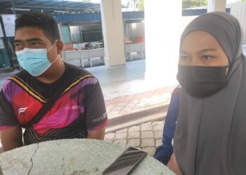 MOHAMMAD Fakhruddin Mohamad Fikri dan isteri, Nuraini Mohamad Isa menceritakan mengenai kejadian yang menimpa anak lelaki mereka Mohamad Fahmi Hafiz yang tercekik gula-gula 'gummy' ketika ditemui di Hospital Pulau Pinang (HPP) hari ini.