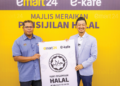 MOHD. Rizal Ismail (kiri) yang mewakili pihak JAKIM menyampaikan plak ‘halal’ kepada Vuitton Pang sebagai simbolik pengiktirafan sijil halal yang diperolehi bagi cawangan emart24 Southville di Southville Bangi, Bandar Baru Lembah Selatan.–UTUSAN/MUHAMAD IQBAL ROSLI