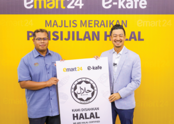 MOHD. Rizal Ismail (kiri) yang mewakili pihak JAKIM menyampaikan plak ‘halal’ kepada Vuitton Pang sebagai simbolik pengiktirafan sijil halal yang diperolehi bagi cawangan emart24 Southville di Southville Bangi, Bandar Baru Lembah Selatan.–UTUSAN/MUHAMAD IQBAL ROSLI