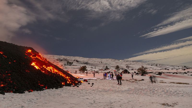 Kehadiran mendadak pelancong di Gunung Berapi Etna cetus bahaya