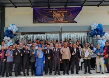 KHAIRUDIN Abu Hanipah (depan, empat dari kanan) bersama pengamal media negeri Perak pada Majlis Apresiasi Pengamal Media Negeri Perak 2025 anjuran PUO di Ipoh hari ini. - UTUSAN/LIYANA RAMLI