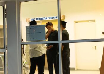 MOHAMAD Zaquan Adha Abd. Radzak di pekarangan Unit Perubatan Forensik Hospital Rembau malam ini.-UTUSAN/NOR AINNA HAMZAH