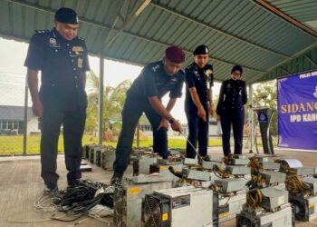 MUHAMMAD Abdul Halim (dua dari kiri) meninjau barangan rampasan selepas sidang akhbar di Balai Polis Simpang Empat, Perlis, hari ini. -UTUSAN/ASYRAF MUHAMMAD