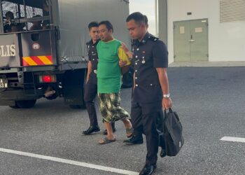 TERTUDUH (dua dari kiri) dibawa ke Mahkamah Seksyen Kangar, hari ini, bagi menghadapi pertuduhan menetak bapanya secara sengaja dalam kejadian di Kampung Padang Besar Selatan, Kuala Perlis,  Perlis, pada Isnin lalu. -UTUSAN/ASYRAF MUHAMMAD