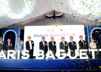 ONN HAFIZ Ghazi (enam dari kiri) melakukan gimik  perasmian kilang Hab Halal Pertama Paris Baguette di Nusajaya Tech Park, Iskandar Puteri, di sini hari ini.