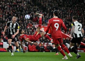 AKSI penyerang Liverpool, Cody Gakpo melakukan sepakan gunting semasa perlawanan menentang Newcastle di Anfield, pagi ini. - AFP