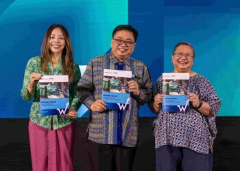 KETUA Setiausaha Kementerian Digital, Fabian Bigar (tengah), bersama Pengarah Urusan Grab Malaysia, Adelene Foo (kiri) dan Pengarah Urusan EconWork, Dr Wan Khatina Nawawi menunjukkan laporan sumbangan Grab kepada ekonomi tempatan.