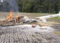 KEADAAN  helikopter jenis Bell 206 Long Rang L4 yang musnah terbakar ketika mendarat berhampiran Kolam Air Panas, Jalan Lama Kuala Lumpur-Bentong, Pahang. - IHSAN BOMBA