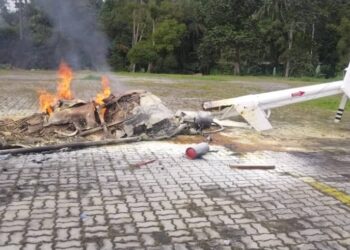 KEADAAN  helikopter jenis Bell 206 Long Rang L4 yang musnah terbakar ketika mendarat berhampiran Kolam Air Panas, Jalan Lama Kuala Lumpur-Bentong, Pahang. - IHSAN BOMBA