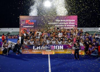 PEMAIN Pasukan Hoki Terangganu (THT) meraikan kejayaan mereka menjuarai Piala TNB sekali gus merangkul kejuaraan treble pada musim ini. UTUSAN/AFIQ RAZALI