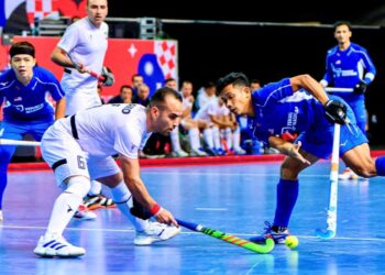 Pemain skuad negara cuba menghalang lawan dari Iran dalam saingan Piala Dunia Hoki Dalam Dewan di Croatia, kelmarin. - IHSAN MHC