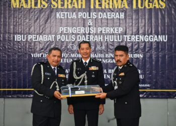 MOHD. Khairi khairudin (tengah) menyaksikan serah terima tugas antara Sharudin Abdul Wahab (kanan) dan Zainul Mujahidin Mat Yudin  di perumahan Ibu Pejabat Polis Daerah (IPD) Hulu Terengganu, Terengganu hari ini. - UTUSAN/PUQTRA HAIRRY