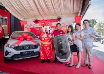 PELANGGAN bertuah Iconic Harmony, Ong Juey Jia membawa pulang sebuah Honda WR-V 1.5L S.