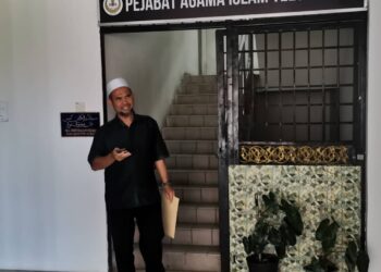 MOHAMAD Lotfi Samsudin ketika hadir memberi penjelasan berkaitan isu tidak membaca khutbah Jumaat terkini di Pejabat Agama Islam Teluk Intan hari ini. - UTUSAN/AIN SAFRE BIDIN