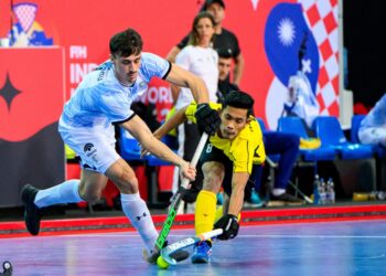 PEMAIN hoki dalam dewan negara cuba menghalang pemain Argentina ketika kedua-dua pasukan itu bertemu dalam kempen Piala Dunia 2025 di Porec, Croatia, hari ini. - Ihsan FIH