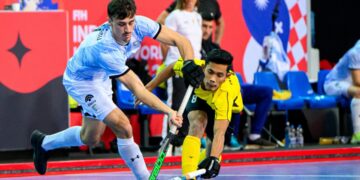 PEMAIN hoki dalam dewan negara cuba menghalang pemain Argentina ketika kedua-dua pasukan itu bertemu dalam kempen Piala Dunia 2025 di Porec, Croatia, hari ini. - Ihsan FIH