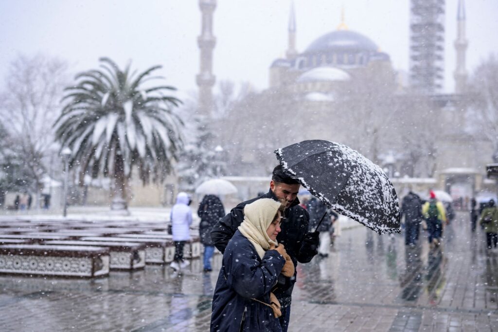 Ribut salji cetus gangguan perjalanan di Istanbul