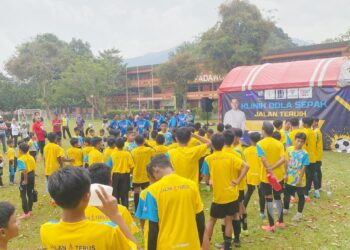 SEBAHAGIAN daripada peserta yang mengikuti Klinik Bola Sepak Jalan Teruih peringkat daerah Timur Laut di Padang Polo, George Town, Pulau Pinang, semalam.