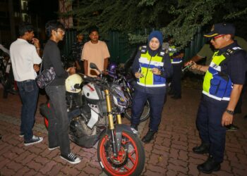 MOTOSIKAL yang diperiksa dalam Op Khas Motosikal sempena Tahun Baharu Cina di Ipoh semalam. - UTUSAN/MUHAMAD NAZREEN SYAH MUSTHAFA