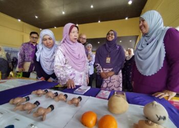 KASEMANI Embong (tengah) melawat tapak pameran pada majlis Sambutan Hari Kanser Peringkat Negeri Terengganu 2025 di Langkap, Setiu, Terengganu.