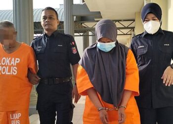 DUA warga emas kes mencuri wang semasa kenduri perkahwinan dibawa polis bagi mendapatkan perintah reman di Mahkamah Pasir Mas, Kelantan. - UTUSAN/ROHANA ISMAIL