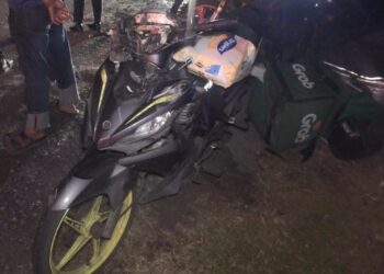 KEADAAN motosikal Mohamad Kamarul Azizi Mustofa yang maut dalam kemalangan di Kilometer 90 Jalan Kuantan-Kuala Terengganu berhampiran Loji Rawatan Air Bukit Bauk, Dungun, Terengganu. -UTUSAN/NIK NUR IZZATUL HAZWANI NIK ADNAN