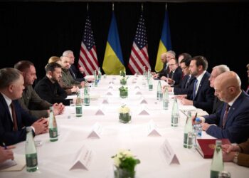 GAMBAR edaran Perkhidmatan Akhbar Presiden Ukraine di Munich, selatan Jerman menunjukkan Volodymyr Zelensky dan Naib Presiden AS, JD Vance bercakap di luar Persidangan Keselamatan Munich (MSC), 14 Februari lalu.- AFP