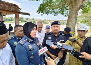 SAYANI Saidon ditemui pemberita di lokasi dua remaja dihanyut arus Sungai Perak di Parit hari ini. - UTUSAN