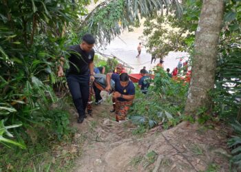 PASUKAN penyelamat membawa naik mayat Muhammad Nazrin Haidar yang ditemukan tidak jauh dari lokasi dia terjatuh di Sungai Perak di Kampung Tepus, Parit hari ini. - UTUSAN/IHSAN PDRM