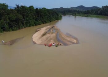 KAWASAN beting pasir lokasi dua mangsa lemas di Sungai Perak dekat Kampung Tepus, Parit semalam. - UTUSAN