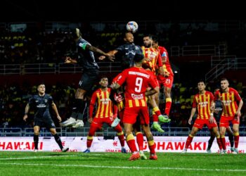 PEMAIN Sri Pahang, Adam Nor Azlin menanduk bola sambil diasak pemain Selangor FC, Ali Olwan pada aksi Liga Super di Stadium Majlis Bandaraya Petaling Jaya (MBPJ), kelmarin yang berkesudahan skuad Gergasi Merah itu menang 2-0. UTUSAN: SHIDDIEQIIN ZON