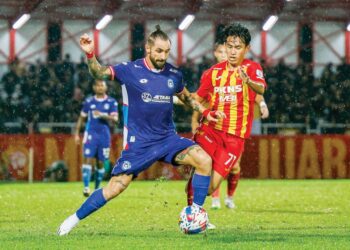 PEMAIN Sabah, Miguel Angel Garrido Cifuentes (kiri), diasak pemain Selangor FC, Aliff Haiqal pada perlawanan Liga Super 2024/2025, di Stadium Majlis Bandaraya Petaling Jaya (MBPJ) yang berkesudahan kedua-dua pasukan terikat 0-0, kelmarin. Foto: SHIDDIEQIIN ZON