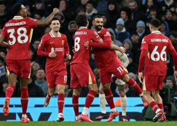 Pemain-pemain Liverpool meraikan jaringan gol Mohamed Salah dalam aksi Liga Perdana Inggeris menentang Manchester City di Stadium Etihad, kelmarin. - AFP