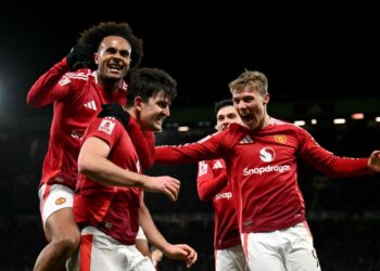 Harry Maguire dan rakan sepasukan meraikan jaringan gol kedua Manchester United menentang Leicester dalam saingan pusingan keempat Piala FA di Old Trafford. - AFP