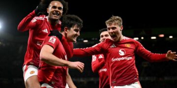 Harry Maguire dan rakan sepasukan meraikan jaringan gol kedua Manchester United menentang Leicester dalam saingan pusingan keempat Piala FA di Old Trafford. - AFP