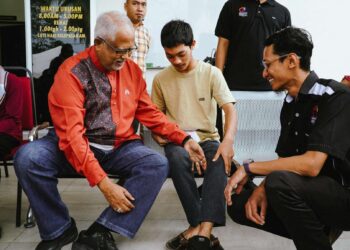 Mahfuz Omar melayan pelajar yang dibantu dalam Program Kembali  Ke Sekolah di Alor Setar semalam.