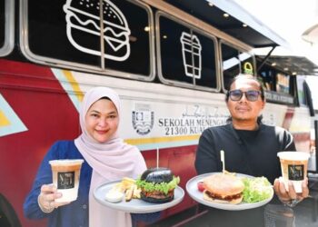 SUZIYANA menunjukkan hidangan burger yang menjadi tarikan pengunjung setiap kali datang ke The Bus Nusuk Cafe di Kuala Nerus, Terengganu.  –  mingguan/KAMALIZA KAMARUDDIN