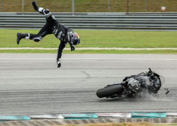 Pelumba Aprilia Racing, Jorge Martin terpelanting dari motosikalnya pada selekoh kedua semasa sesi ujian pramusim MotoGP di Litar Antarabangsa Sepang, semalam sehingga menyebabkan tangan kanan dan kaki kirinya patah. - UTUSAN/FARIS RUSADIO