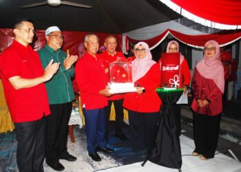 PRESIDEN Bersatu Tan Sri Muhyiddin Yassin merasmikan Pusat Khidmat Srikandi Bersatu Melaka di Taman Tambak Paya Harmoni, Ayer Molek, sambil diperhatikan Mas Ermieyati, semalam.