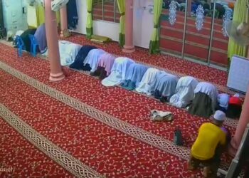 RAKAMAN video yang menunjukkan insiden cubaan merogol kanak-kanak perempuan dalam ruang solat jemaah wanita di masjid berkenaan sekitar waktu solat Subuh.-MEDIA SOSIAL