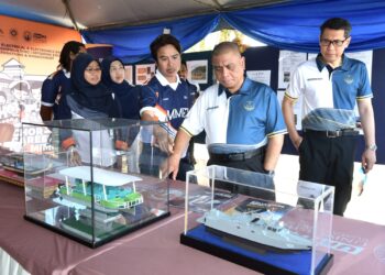 SAARANI Mohamad melawat pameran pada Majlis Peluncuran Hala Tuju Ekonomi Biru Negeri Perak di Lumut hari ini. - UTUSAN/ZULFACHRI ZULKIFLI