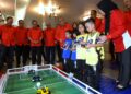 SAARANI Mohamad (lima dari kiri) melihat permainan robotik pada Program Pemerkasaan Masyarakat Madani Kemas Peringkat Negeri Perak di Dewan Banquet Bangunan Perak Darul Ridzuan, Ipoh hari ini. - UTUSAN/ZULFACHRI ZULKIFLI